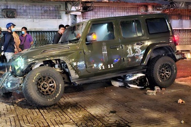 Ô tô tông loạt xe máy ở TPHCM, 2 người chết tại chỗ