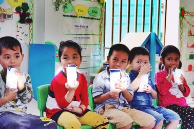 Cà Mau: Hỗ trợ sữa tươi cho trẻ em khó khăn