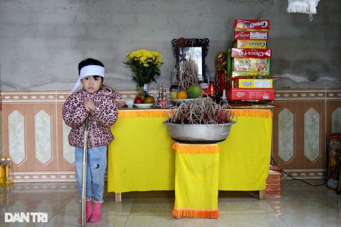 Nhói lòng cảnh bé 5 tuổi chạy tìm cha mẹ trước bàn thờ nghi ngút khói hương - 1 Nhói lòng cảnh bé 5 tuổi chạy tìm cha mẹ trước bàn thờ nghi ngút khói hương - 1