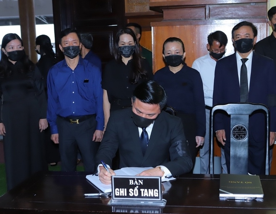 Nhân dân đội mưa tới viếng nguyên Tổng Bí thư Lê Khả Phiêu - 6 Nhân dân đội mưa tới viếng nguyên Tổng Bí thư Lê Khả Phiêu - 6