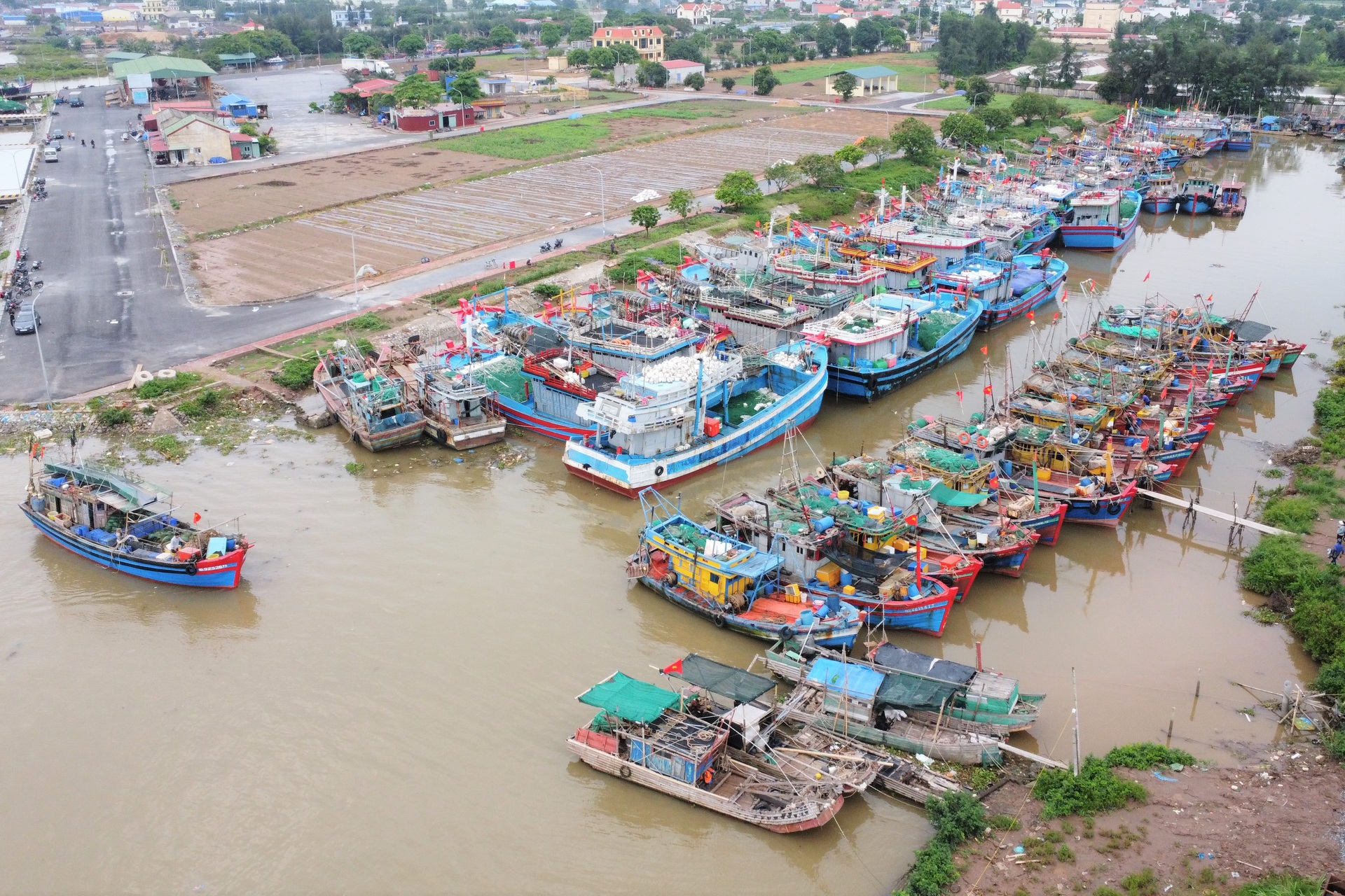 Ngư dân kéo tàu thuyền lên đường trước giờ bão đổ bộ - 10 Ngư dân kéo tàu thuyền lên đường trước giờ bão đổ bộ - 10