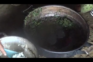 Mẹ chết, bố bỏ đi, anh lớp 8 phải nghỉ học chăm 2 em nhỏ