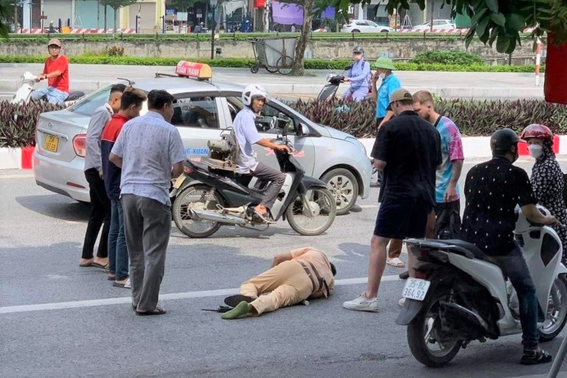 Lao ra đường chặn xe, cảnh sát giao thông đang tự gây nguy hiểm cho mình? - 1 Lao ra đường chặn xe, cảnh sát giao thông đang tự gây nguy hiểm cho mình? - 1