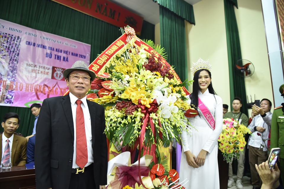Người dân quê nhà chào đón tân hoa hậu Đỗ Thị Hà trở về - 5 Người dân quê nhà chào đón tân hoa hậu Đỗ Thị Hà trở về - 5