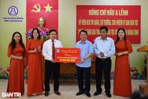 Gặp mặt, tặng quà người có uy tín mang họ Bác Hồ