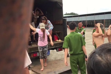 Lực lượng công an đưa nhiều học viên trốn trại trở lại trung tâm cai nghiện