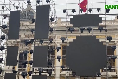 Nhiều màn hình được lặp trước cửa Nhà hát Lớn Hà Nội