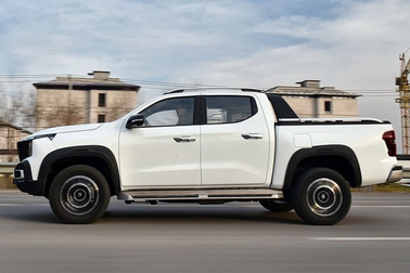 Trung Quốc ra xe bán tải điện đầu tiên trên thế giới dùng cả động cơ xăng