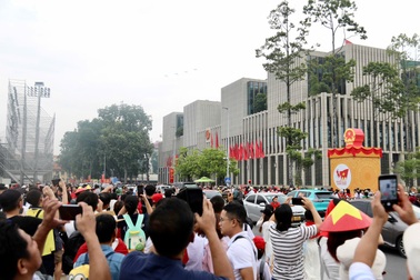 Người dân phấn khích trước tiếng gầm rú động cơ của đội bay qua trung tâm