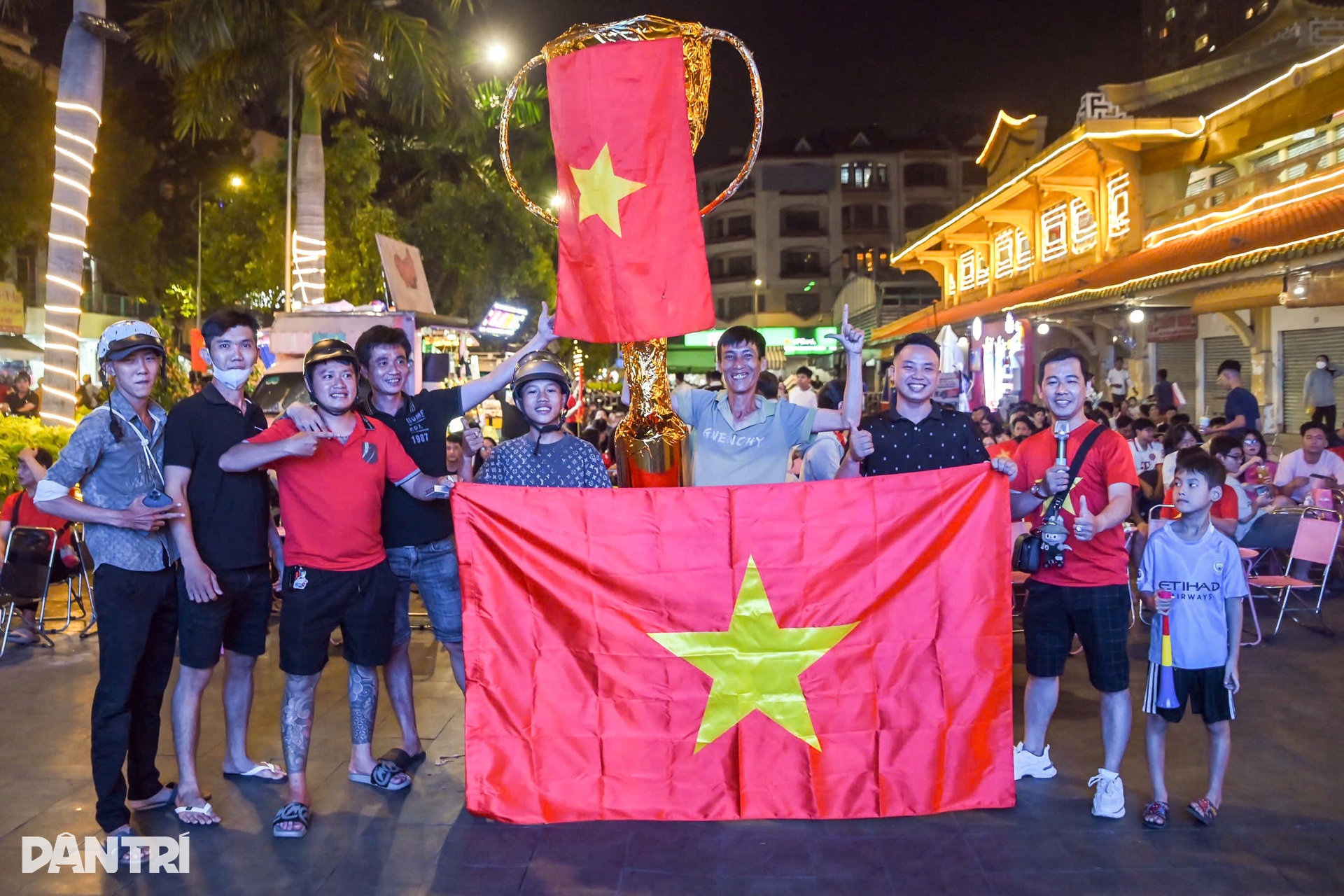 Không khí hàng triệu người hâm mộ cả nước cuồng nhiệt cổ vũ tuyển Việt Nam - 5 Không khí hàng triệu người hâm mộ cả nước cuồng nhiệt cổ vũ tuyển Việt Nam - 5