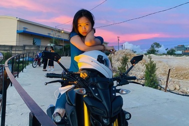 Cô gái 24 tuổi lái mô tô đi phượt khắp nơi, thích ở "khách sạn ngàn sao"