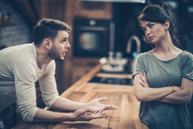 Chồng tôi yêu cầu ly hôn qua tin nhắn, vẫn muốn giữ "quan hệ" vợ chồng