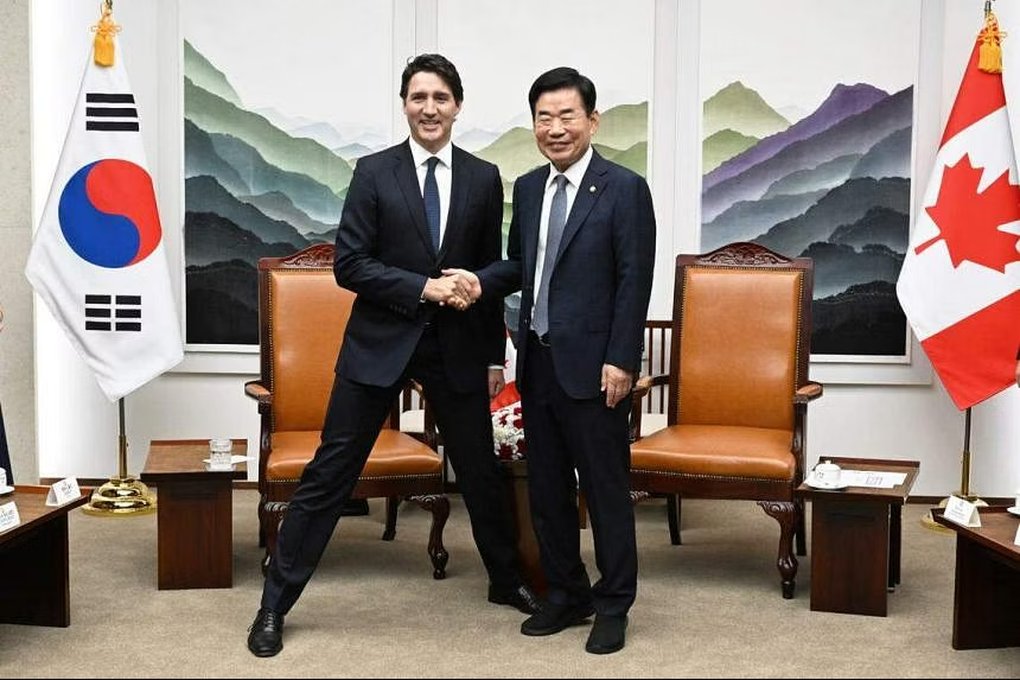 Hành động gây chú ý của Thủ tướng Canada khi đứng cạnh quan chức Hàn Quốc - 1 Hành động gây chú ý của Thủ tướng Canada khi đứng cạnh quan chức Hàn Quốc - 1