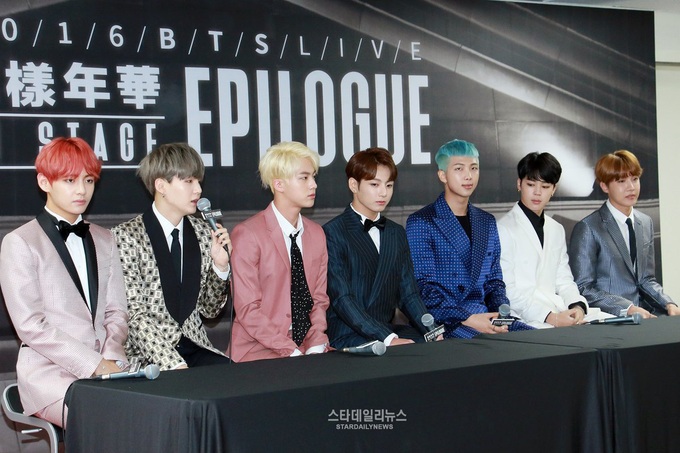 Concert đen tối năm 2016 của BTS: RM bị “ném đá”, giễu cợt khi mơ ước được Daesang, cả nhóm bị “tổng tấn công” với cáo buộc đạo nhái - Ảnh 2. Concert đen tối năm 2016 của BTS: RM bị “ném đá”, giễu cợt khi mơ ước được Daesang, cả nhóm bị “tổng tấn công” với cáo buộc đạo nhái - Ảnh 2.