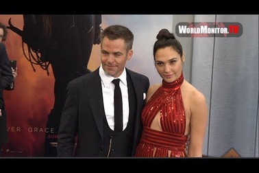 Gal Gadot đẹp đôi bên Chris Pine