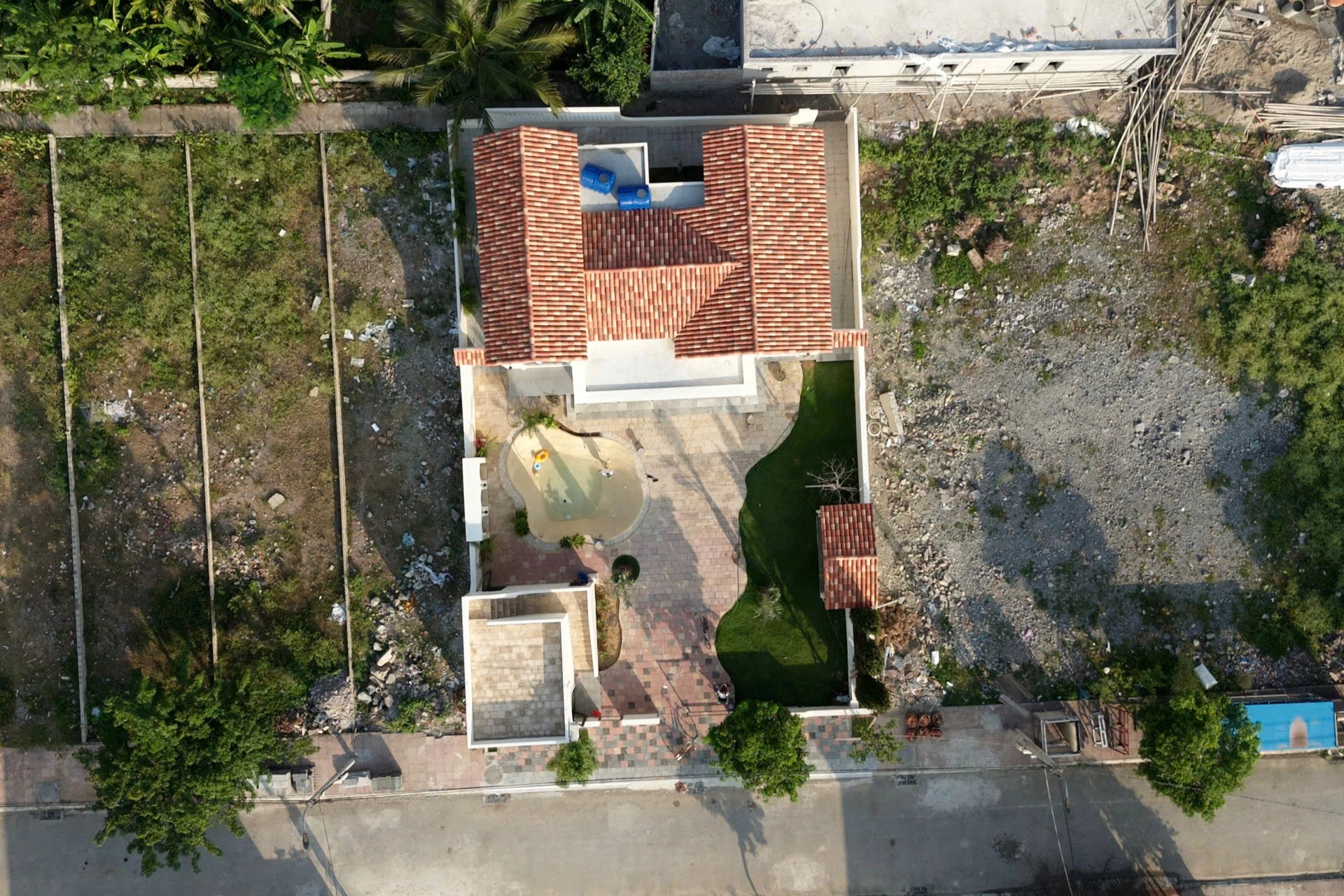 Không mua nổi chung cư Hà Nội, vợ chồng về quê xây nhà có hồ bơi như resort - 1 Không mua nổi chung cư Hà Nội, vợ chồng về quê xây nhà có hồ bơi như resort - 1