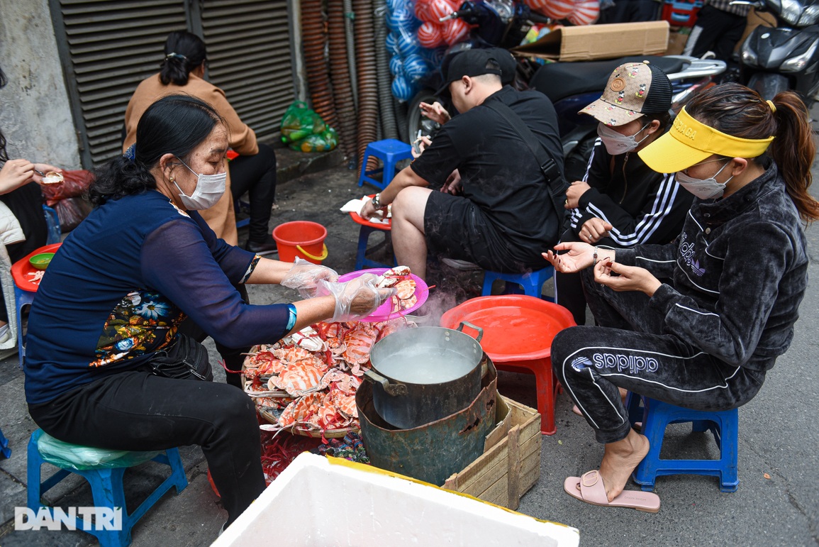 Mẹt ghẹ vỉa hè Hà Nội, bà chủ U70 chốt đơn vèo vèo, ngày hết 30 kg - 10 Mẹt ghẹ vỉa hè Hà Nội, bà chủ U70 chốt đơn vèo vèo, ngày hết 30 kg - 10