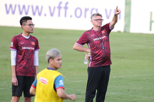 HLV Philippe Troussier nhận tin không vui từ Nguyên Mạnh, Tiến Linh