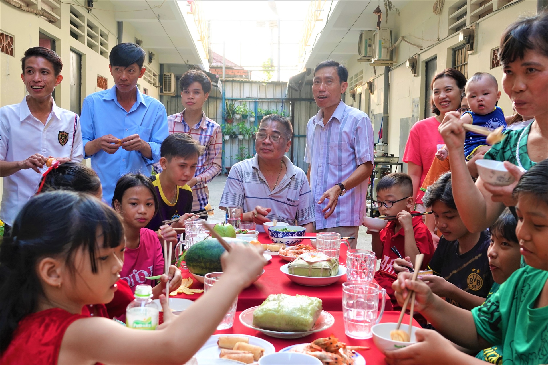 Công nhân làm xuyên Tết: Nói không nhớ nhà là nói dối - 13