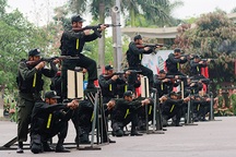 Cận cảnh sinh viên cảnh sát diễn tập chống vũ khí hoá học, giải cứu con tin