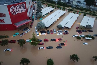 Ô tô bị ngập nước: Những việc cần làm để giảm thiểu thiệt hại