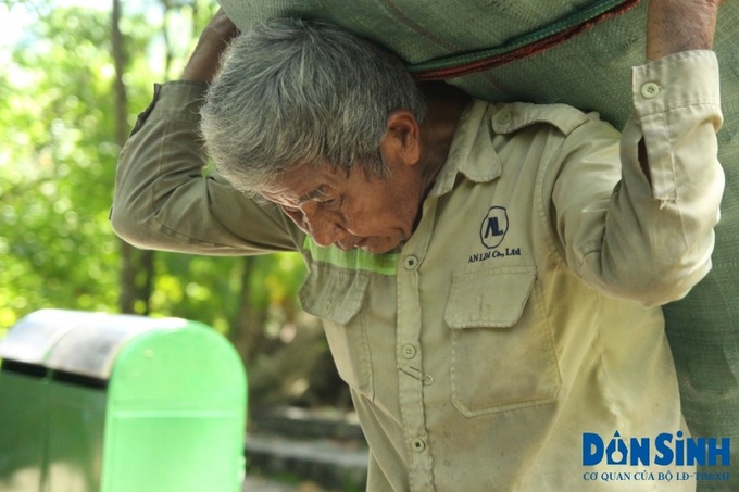 Bóng dáng những phu khuân vác áo ướt đẫm mồ hôi, căng mình vác những thùng hàng nặng trĩu trên vai từ chân lên đến đỉnh núi để phục vụ du khách.