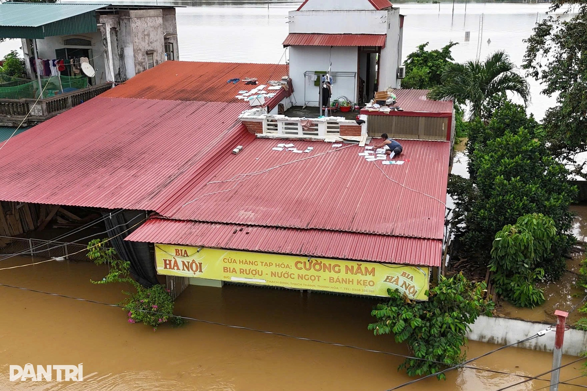 Nước tràn bờ đê, hàng nghìn hộ dân bị ngập sâu trong lũ - 3 Nước tràn bờ đê, hàng nghìn hộ dân bị ngập sâu trong lũ - 3