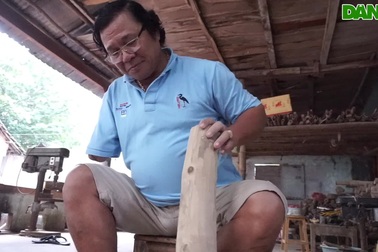 "Gã khùng" một tay kiếm hàng chục triệu mỗi tháng từ gốc tre