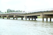 Người dân “run rẩy” đi trên cây cầu lún nửa mét