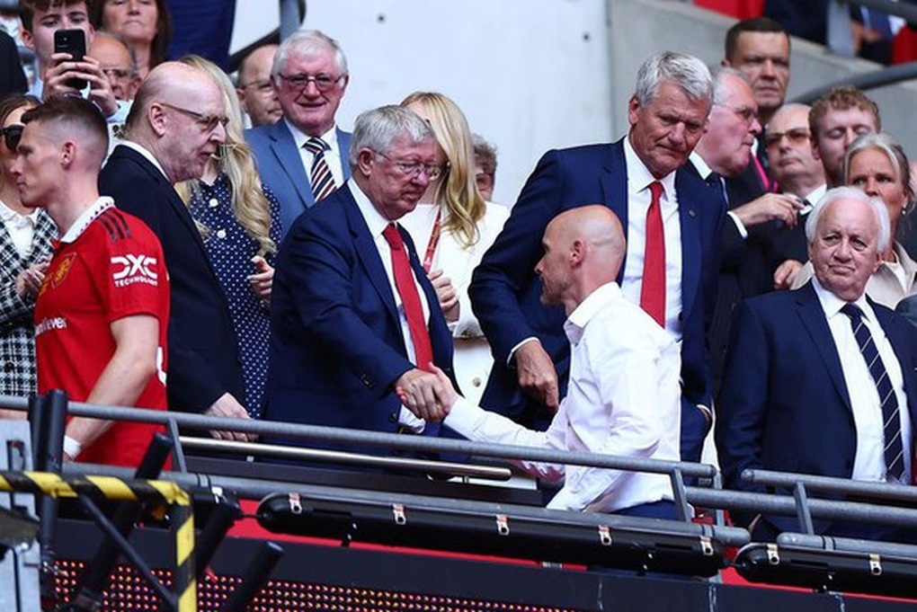 Biểu cảm chán chường của Sir Alex và Beckham khi Man Utd thua Man City - 6 Biểu cảm chán chường của Sir Alex và Beckham khi Man Utd thua Man City - 6