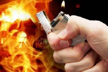 Tẩm xăng đốt con và cháu vì "tội"... tự ý nhuộm tóc đỏ