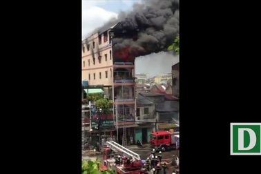 Biển lửa bao trùm căn nhà bên hông chợ Kim Biên