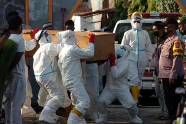 Kỷ lục hơn 1.000 người chết trong một ngày, Indonesia chạy đua tìm ôxy