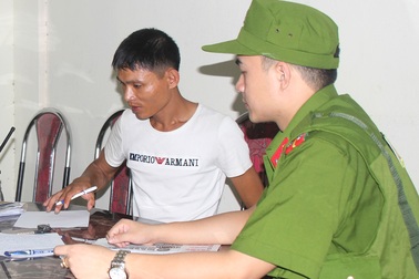 Mang kiếm đi bán, gặp cảnh sát 113