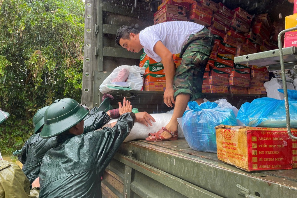 Bộ đội “cõng” hàng tấn gạo lội nước tiếp tế cho vùng vùng lụt ở Đà Nẵng - 2 Bộ đội “cõng” hàng tấn gạo lội nước tiếp tế cho vùng vùng lụt ở Đà Nẵng - 2