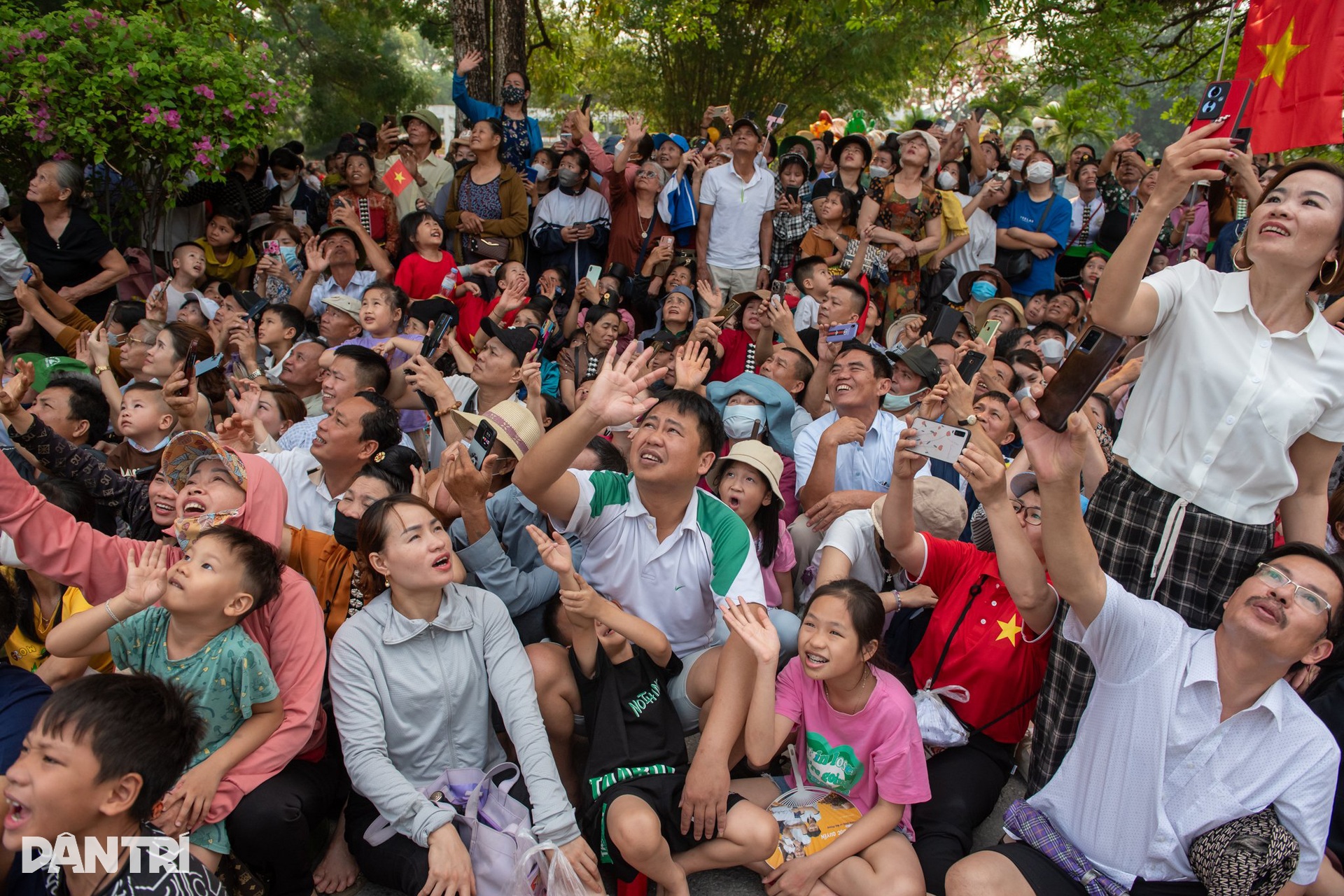 Cuộc tề tựu đồng bào trong ngày vui nhất miền Tây Bắc - 15