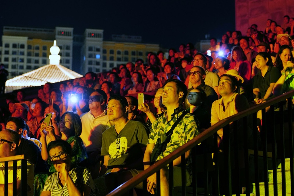 Show diễn trên màn nước biển ra mắt tại Phú Quốc - 4 Show diễn trên màn nước biển ra mắt tại Phú Quốc - 4