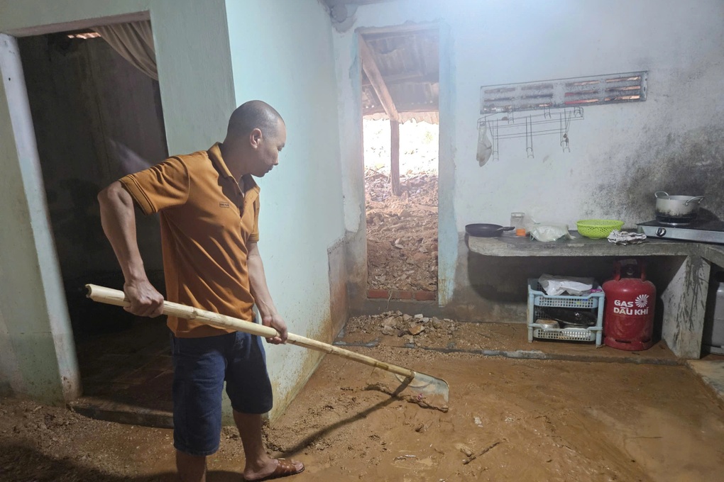 Bùn đất từ dự án cao tốc Bắc - Nam tràn vào nhà, dân bỏ chạy trong đêm - 1 Bùn đất từ dự án cao tốc Bắc - Nam tràn vào nhà, dân bỏ chạy trong đêm - 1