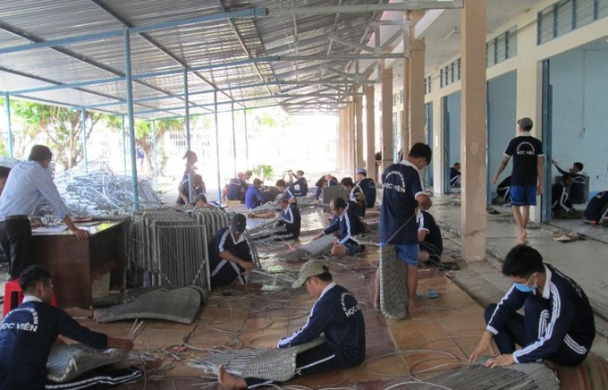 Một lớp học nghề đan lát tại Cơ sở cai nghiện ma tuý tỉnh Cà Mau