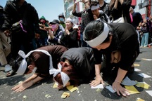 Hàng nghìn người nối đuôi theo xe tang Vũ Linh đến nghĩa trang Bình Dương