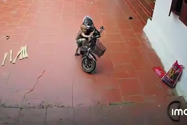 Bé trai suýt gặp tai nạn nguy hiểm vì sự bất cẩn của người lớn