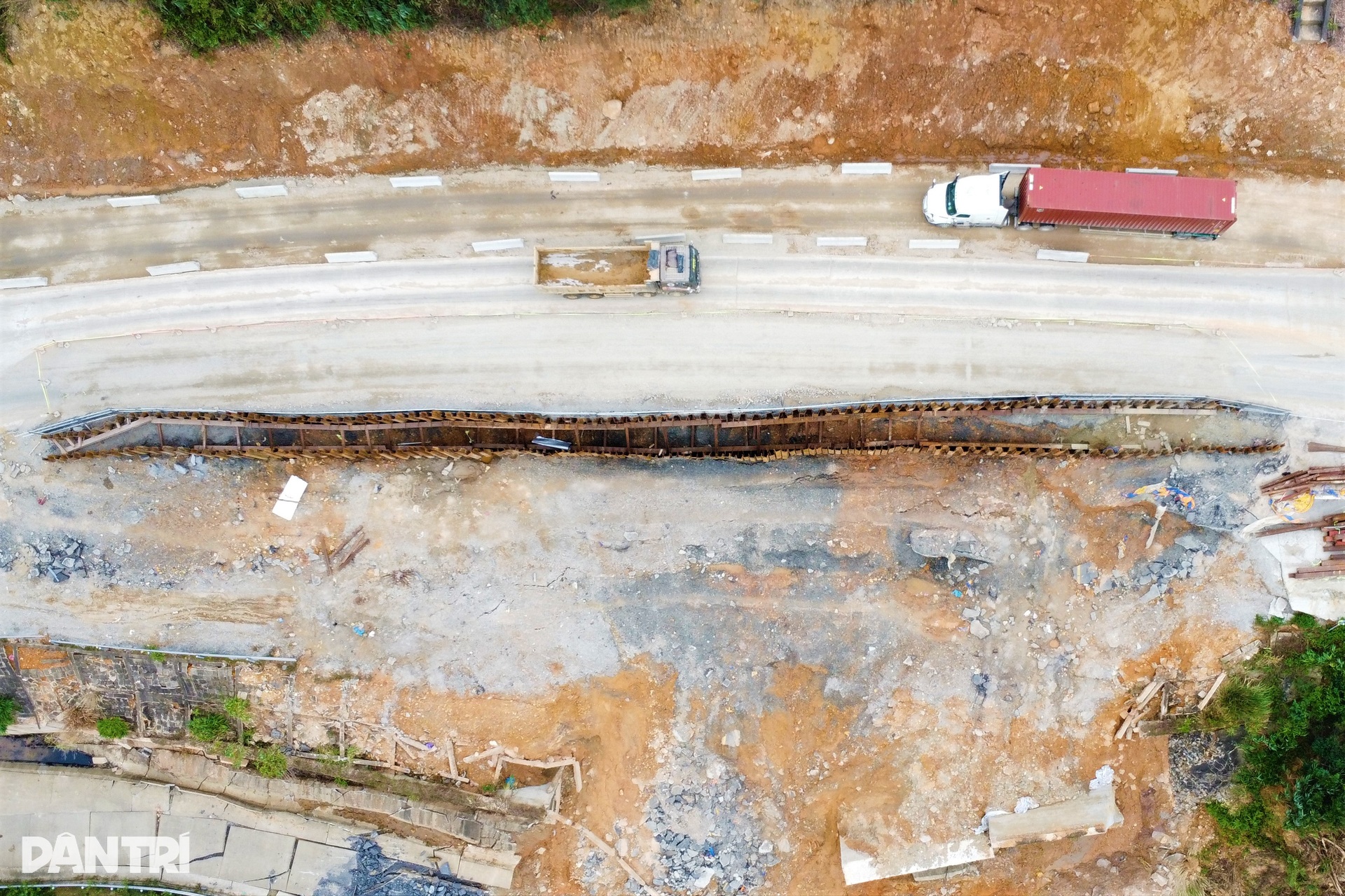 Mái chống sạt lở vỡ vụn, nằm vắt vẻo trên cao tốc La Sơn - Túy Loan - 10