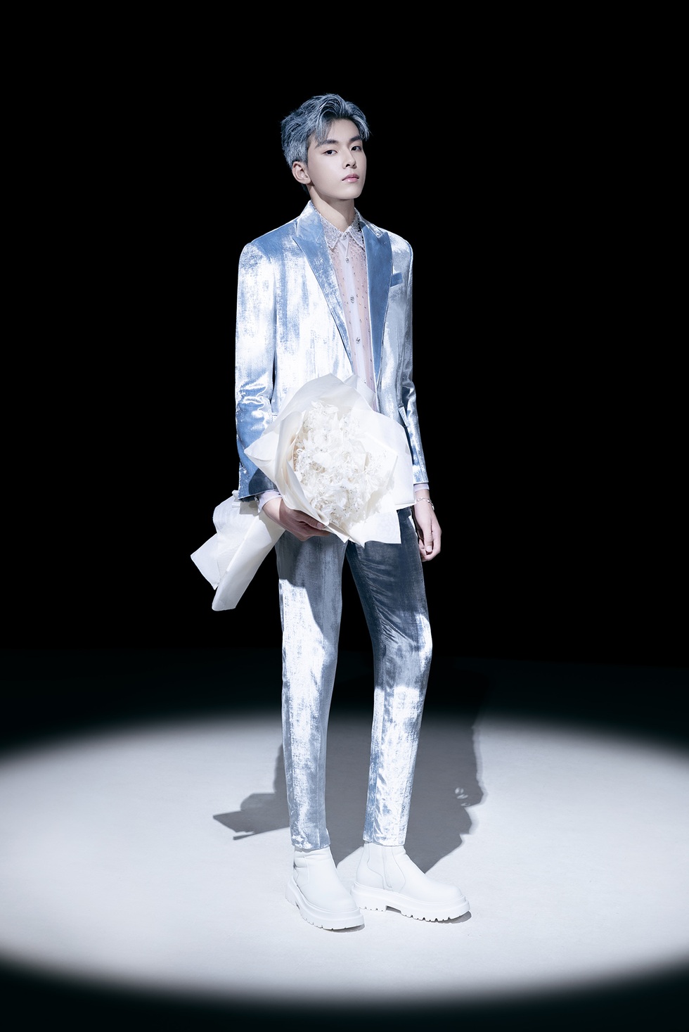 Tranh cãi về việc đàn ông thời nay mặc đồ xuyên thấu, phụ nữ đeo cà vạt - 1 Tranh cãi về việc đàn ông thời nay mặc đồ xuyên thấu, phụ nữ đeo cà vạt - 1