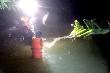 Nước cuồn cuộn đổ về, 3 thiếu niên mắc kẹt trên đảo nhỏ