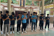 Cầu thủ trẻ Hoàng Anh Gia Lai cầu an cho các thành viên không may tử nạn