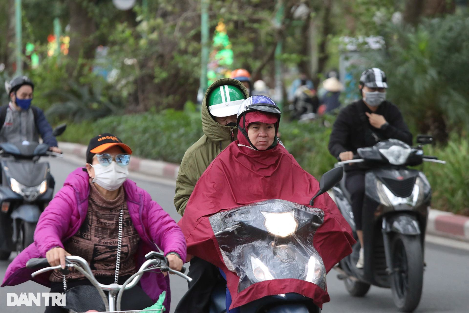 Mưa rét tràn về Hà Nội, người dân co ro trong nhiều lớp áo ấm - 9 Mưa rét tràn về Hà Nội, người dân co ro trong nhiều lớp áo ấm - 9