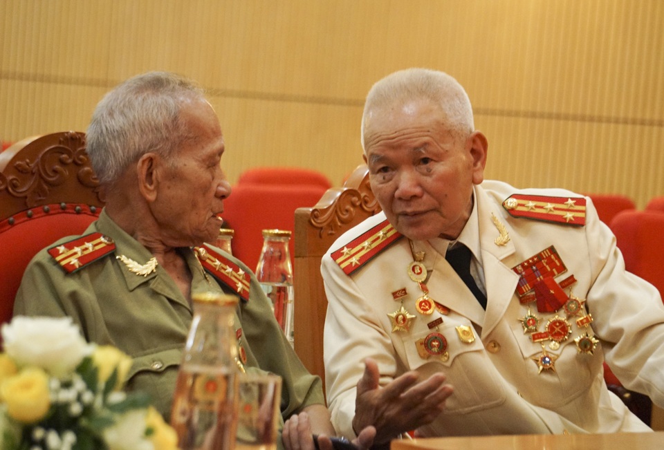 Tô đẹp thêm hình ảnh người cán bộ công an chi viện miền nam - 5 Tô đẹp thêm hình ảnh người cán bộ công an chi viện miền nam - 5
