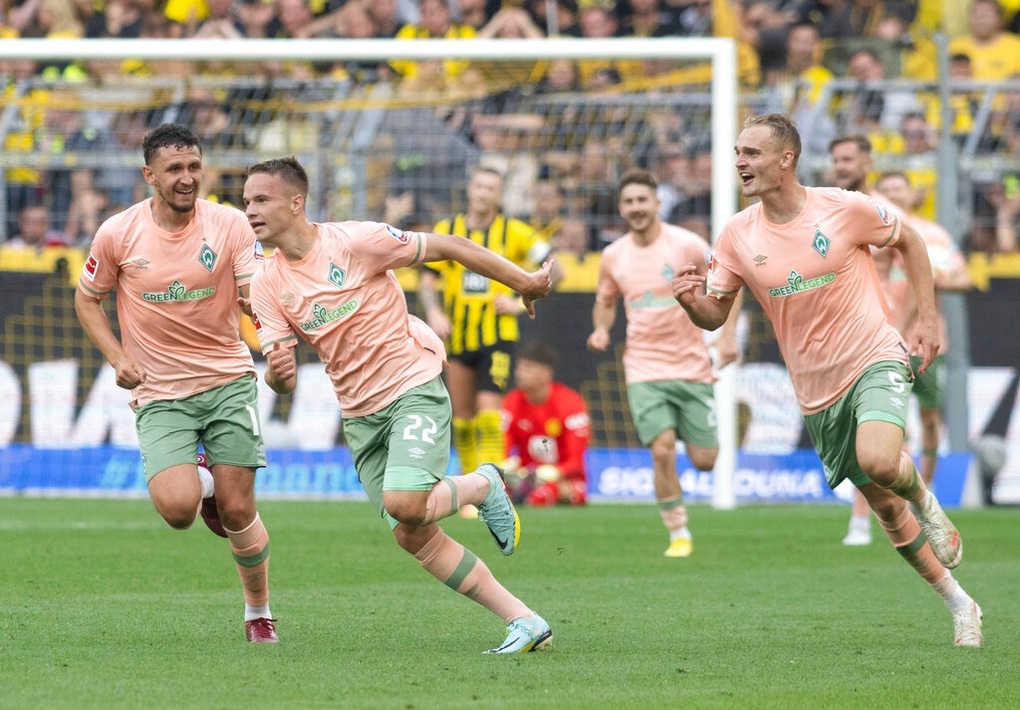 Thua liên tiếp 3 bàn trong 6 phút cuối, Dortmund bị lội ngược dòng khó tin - 4 Thua liên tiếp 3 bàn trong 6 phút cuối, Dortmund bị lội ngược dòng khó tin - 4