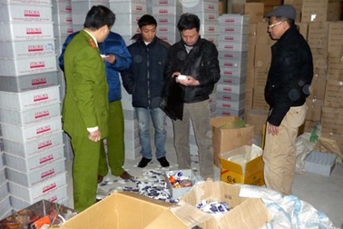 Bắt quả tang cơ sở sản xuất rượu Vodka Hà Nội giả