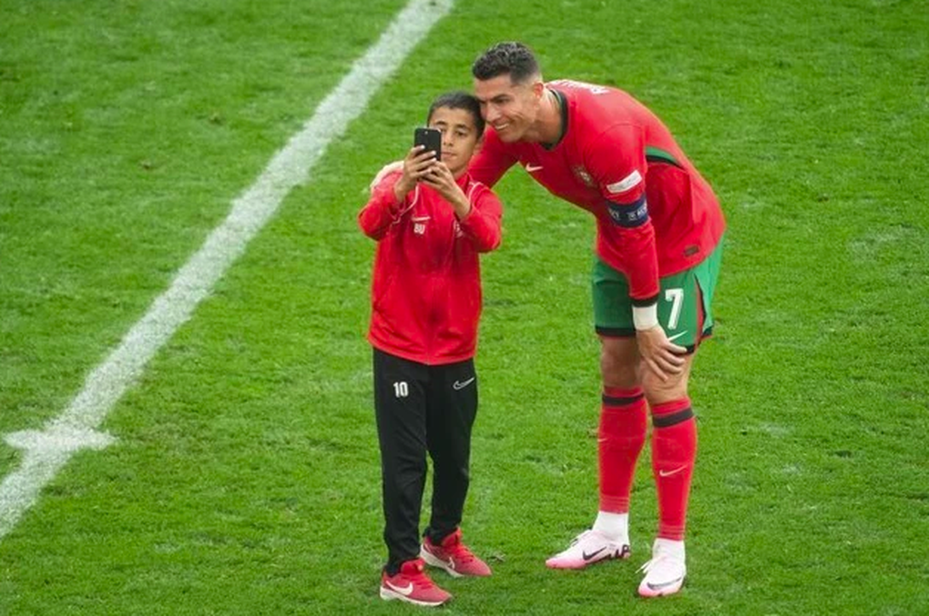 Cậu bé lao vào sân xin chụp ảnh chung khiến Ronaldo hạnh phúc - 2